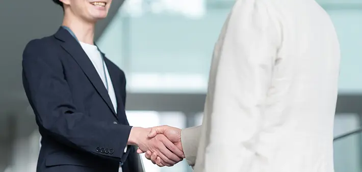 信頼できる取引を表すビジネスマンの握手