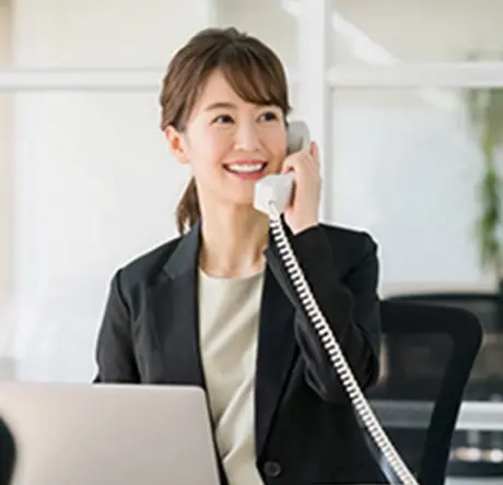 電話で応対する笑顔の女性
